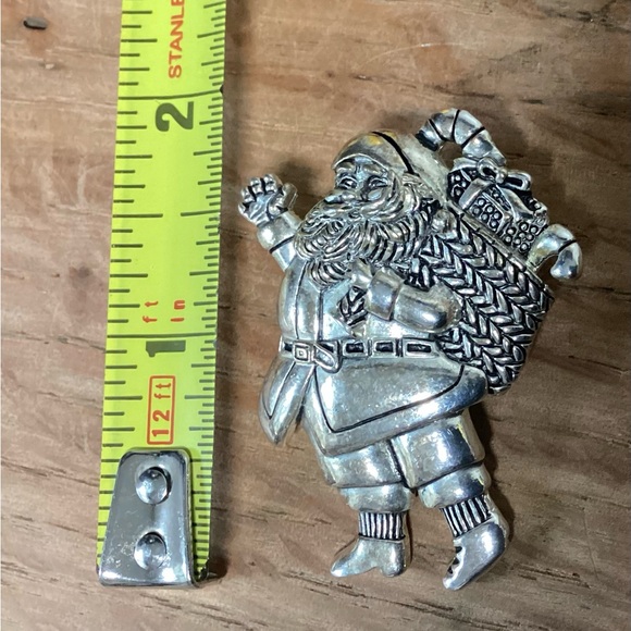 ⚫️ Vintage Santa Brooch / Charm in Silvertone by MJ Designs - Just Add A Chain - Picture 8 of 10
